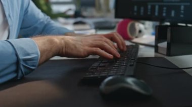 Klavyeyi daktilo eden serbest çalışan eller yakın çekimde. Gözlüklü akıllı iş adamı iş yerindeki bilgisayarı kullanarak internette e-posta mesajı yazıyor. İşçi parmakları düğmelere basar 