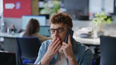 Endişeli bir çalışan iş yerinden cep telefonunu arıyor. Ofisteki cep telefonu konuşmasında sinirli satış müdürü konuşuyor. Genç iş adamı dizüstü bilgisayar arıyor. Gözlüklerini çıkarıyor. 