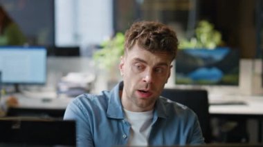 Kızgın yönetici görüntüsü uzaktan yakından çekilmiş. Duygusal çılgın yönetici şirket ofisinde gergin bir konuşma yapıyor. Sinirli iş adamı mali sorunları tartışıyor. Üzgün tasarımcı internette tartışıyor