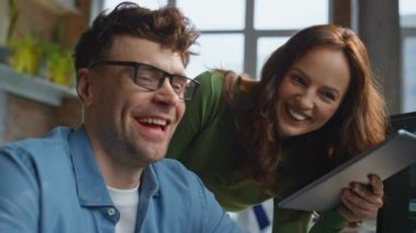 Yaratıcılık bürosundaki bilgisayardan iki iş arkadaşı videosu. Kadın patron ofisteki sanal toplantıda erkek yöneticiye beş dolar veriyor. Şirket çalışanlarının çalışma masasında web kamerasıyla konuşmalarına gülüyorlar. 