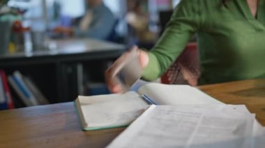 İşçi, ofisteki iyi haberlerle yakın çekimde mesajı alıyor. Mutlu gülümseyen menajer cep telefonu mesajları atıyor. Bilgisayarda çalışan iş kadını akıllı telefon bildirimi okuyor. Kariyer tanıtımı başarılı 