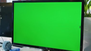 Ofis odasında duran yeşil ekran bilgisayar, yakın plan. Chromakey PC kullanan adam. İşçi elleri rahat bir iş yerinde klavye çalıyor. Tanımlanamayan yönetmen model monitörü arıyor 