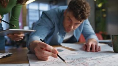 Açık uzay ofislerinin yakın planlarını oluşturan yetenekli meslektaşlar. Mimara gülen iş ortakları içeride plan çiziyor. Mutlu şirket çalışanları kabinedeki projeyi tartışıyor. 