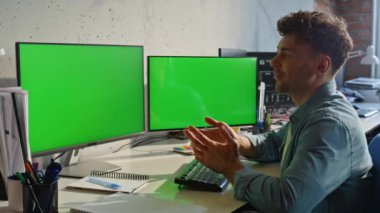 Ofisteki bilgisayarın taklidini yapan mutlu girişimci. Chromakey Cihazı 'nda konuşan neşeli iş adamı yakınlaştır. Yeşil ekran pc video iş görüşmesine sahip olan acemi oyuncu