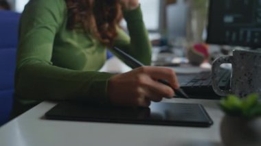 Stylus 'la birlikte tablet yazan bir iş kadını eli. Ciddi sekreter iş yerinde cep telefonuyla pazarlık yapıyor. Kendine güvenen satış müdürü cep telefonu konuşmasında müşteriye danışmanlık yapıyor