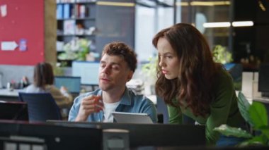 Ciddi bir ofis çifti beyin fırtınası yapıyor. Bilgisayar kapanışında birlikte çalışıyorlar. İşyerinde konuşan odaklanmış pazarlama yöneticileri. Güzel sekreter patrona fikir veriyor. İşe alım stajyeri.