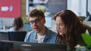 Modern ofis kapanışında fikirleri tartışan iki meslektaş. Yetenekli bir iş kadını yakışıklı bir adama proje temellerini açıklıyor. Bilgisayar işinde kadın danışman danışman. 