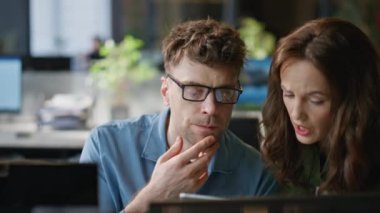 Ofis çalışmalarını yakından inceleyen endişeli yöneticiler. Ciddi meslektaşlarım bilgisayar ekranında mali verileri tartışıyor. Bilgi açıklayan profesyonel analist danışmanı. Takım çalışması işbirliği 