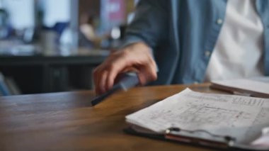 Akıllı telefon alan adam ofiste iyi haberlerle mesajlaşır. Mutlu yönetici cep telefonu mesajlarına bayılıyor. Aşırı mutlu iş adamı cep telefonu bildirimi okuyor. Kariyer tanıtımı başarılı 