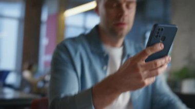 İş adamı cep telefonu bildirimini kontrol ediyor. Buro kapanışında kötü mesaj veriyor. Hüsrana uğramış, bitkin bir adam görevde başarısız olduğu için üzgün. Sıkıntılı, yorgun adam sıkıntıdan rahatsız oluyor. 