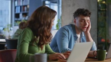 Ofis müdürü, meslektaşına modern çalışma alanlarında birlikte oturarak iş yapmasına yardım ediyor. Birlikte çalışan birkaç çalışan laptopta çalışıyor. Adam bilgiyi çekici bir kızla paylaşıyor. 