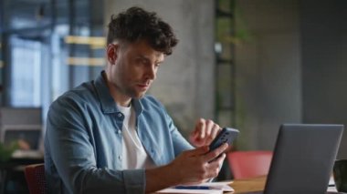 Odaklanmış iş adamı gibi görünen akıllı telefon, dizüstü bilgisayardaki iş yerindeki mesajları yakından okuyor. Ofiste cep telefonu cevap veren bir yönetici. Ciddi patron cep telefonu ekranına dikkatlice bakıyor.