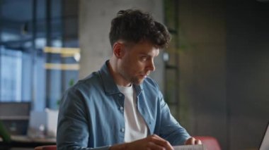 Sinirli iş adamı, Buro 'da evrakları kontrol ediyor. Bilgisayarda çalışan kafası karışmış yönetici, belgelerde problem arızası arıyor. Ofis masasında araştırma yapan mutsuz bir çalışan. 