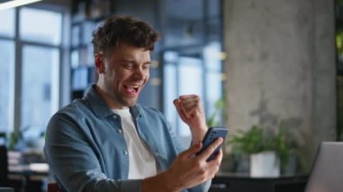 Mutlu işçi ofiste iyi haberlerle mesajını alıyor. Gülümseyen menajer cep telefonu mesajlarına seviniyor. Dizüstü bilgisayarda çalışan genç işadamı akıllı telefon bildirimi okuyor. Kariyer tanıtımı başarılı 