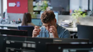 Ofis müdürü, şirket odasında bilgisayara bakmaktan yorgun düşüyor. İş yerinde oturan bitkin adam. Stresli aşırı çalışma serbest düşünce iş sorunları birlikte çalışma
