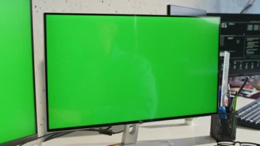 Chromakey bilgisayar ofisin iç tarafındaki masada duruyor. Sakin adam, çalışma odasında iki tane model üzerinde çalışıyor. Ciddi programcı teknisyeni yeşil ekran monitörleri görünümlü daktilo kodu
