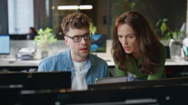 Proje yöneticileri fikirleri tartışırken modern ofis kapanışında birlikte hareket ediyorlar. Yetenekli iş kadını, tableti erkeklere gösterme projesini açıklıyor. Kadın danışman, bilgisayar işinde meslektaşıma danışmanlık yapıyor.