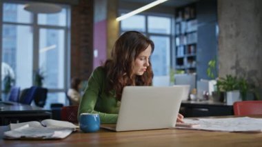 Akıllı muhasebeci, lüks iş yerinde uzaktan yakından çalışarak bütçe hesaplıyor. Çekici kadın yönetici internet kullanarak bilgisayar ekranı çözme sorunları arıyor. Ofiste dizüstü bilgisayar kullanan meşgul bir kadın. 