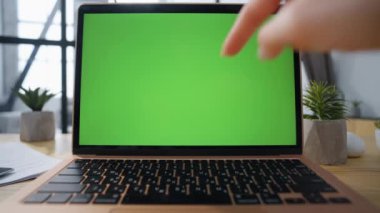 Serbest çalışan biri evde internet sörfü yapmak için dizüstü bilgisayara basıyor. Bilinmeyen kadın açık ofiste yeşil ekran bilgisayara dokunuyor. İçerideki Chroma Key aygıtında uzak yönetici tarayıcı web sitesi
