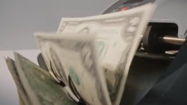 Kapanış para sayma makinesi iki dolarlık banknotları çeviriyor. Nakit kağıt para otomatik banka ekipmanlarını hesaplıyor. ABD federal rezerv banknot parçası. Makro atış. İş faaliyeti kavramı
