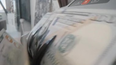 Para sayma ekipmanları yakın çekim. Banka finansal işlemleri için otomatik mekanizma. 100 USD 'lik döviz değişimi. Faturaları olan özel bir makine. Yatırım sermaye işlemleri kavramı