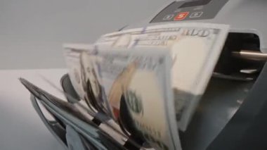 Modern otomatikler Amerikan dolarlarını da sayıyor. 100 'lük yakın çekim. Kağıt para hesaplaması için elektronik ekipman. Banka nakit para işlemleri için aygıt. Finans kavramı 