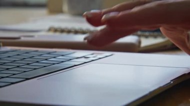 Serbest çalışan parmaklar evde klavyeye mesaj atıyor. Bilinmeyen öğrenci ofiste dizüstü bilgisayar kullanarak düğmelere basıyor. Bilgisayarda çalışan kadın makro görüntüsü. Kablosuz cihazda tanımlanamayan kadın tuşlara basıyor 