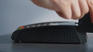 Kredi kartı ekstresi para transferi. Kadın şifre girildikten sonra posizyon terminalinden geçiyor. Gri masadaki elektronik ödemelerin banka hizmetleri. Mali başarı ve güvenlik kavramı