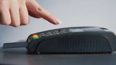 Kadın parmaklar banka terminaline şifre girişi yapıyor. Macro, kredi kartını sadece Po ekipmanlarına sokan kadını vurdu. Tanınmayan bir bayanın banka kartını makineden geçirmesi. Mali konsept