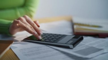 Hesap makinesi tuşlarına basan muhasebeci dokümanlarla dolu dolap masasında. Bilinmeyen kadın tek başına çalışan bir sayım makinesi. Girişimciler bütçeyi hesaplıyor. İş konsepti 