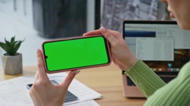 Öğrenci elleri akıllı telefonlarıyla evde sosyal medyayı izliyorlar. Yeşil ekran yatay cep telefonunda gezinen bir kadın. Chroma tuşlu cep telefonundaki bilinmeyen bağımsız görünümlü video