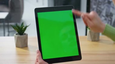 Tablet kullanıcısı, ev ofis kapanışında Chromakey sörf internetini tarıyor. Açık iş yerindeki yeşil ekran sekme bilgisayarını tıklatan tanınmayan bir serbest çalışan kadın. Eller peçete aygıtını tutsun