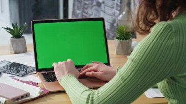 Öğretmen elleri çalışma masasında dizüstü bilgisayarı daktilo ediyor. Tanımlanamayan ofis çalışanı yeşil ekranlı internette bilgi arıyor. Masada Chroma Key bilgisayar üzerinde çalışan bilinmeyen bir kadın