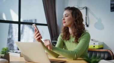 Hafifçe cep telefonunu dinleyen rahat bir bayan. Pozitif iş kadını, kabine işyerinde komik videolar izleyip gülüyor. Gülümseyen neşeli patron cep telefonunda sohbet eden arkadaş 