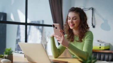 Gülümseyen bayan dinleniyor. Akıllı telefon. Lüks bir ofiste oturuyor. Cep telefonu ekranını izleyen memnun bir kadın laptopun iş yerinde keyfine bakıyor. Saça dokunan mutlu iş kadını dolaba seviniyor. 