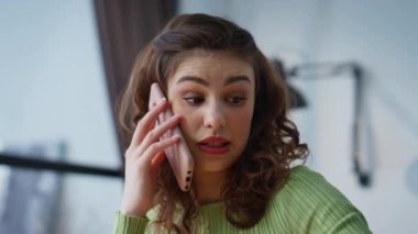 Gülümseyen finansör cep telefonuyla konuşuyor. İş yerindeki iş belgelerine yakından bakıyor. Mutlu iş kadını istatistik raporunu tutmak için arıyor. Ofiste cep telefonuyla danışmanlık başarılı bir yönetici 