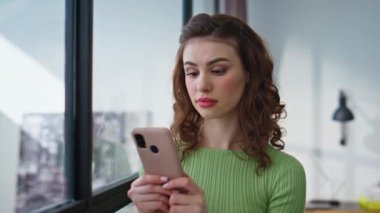 Dolaba yakın bir yerde cep telefonu çeken sakin bir kız. Endişeli finans müdürü panoramik ofiste akıllı telefon tutarak kötü bir mesaj alıyor. İş yerinde şehir manzarası izlerken üzgün kadın düşünme sorunu