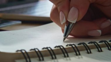Fotokopi yazarı elleri, evde yakın plan çekimde çalışan defterleri not ediyor. İş kadını parmakları iş yerindeki not defterine bir şeyler yazıyor. Tanınmayan muhasebeci ofis masasında tek başına iş raporu hazırlıyor. 