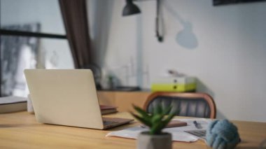 Çalışan bilgisayar boş bir ışık dolabının içinde duruyor. Ofis binasındaki modern minimalist yönetici işyeri manzarası. Ahşap masadaki bilgisayarı açtı. Şirket iç konsepti 
