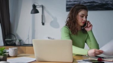 İş danışmanı laptopuyla ofis masasını arıyor. Telefonda konuşan mutlu iş kadını tatmin olmuş hissediyor. Elinde evraklarla gülümseyen başarılı bir muhasebeci. 