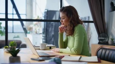 İyi çalışanlar çevrimiçi görüşmeleri diz üstü bilgisayarlı kameralar, oturma masası, yakın çekim. Neşeli iş kadını memnun iş sonuçlarını videoya çekiyor. İyi haberleri paylaşan kız menajer video konferansı yapıyor.