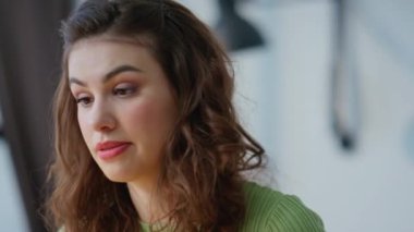 Ofiste profesyonel deli kadın video konferansı var. Kızgın avukat dizüstü bilgisayarın kapağını kapatma sözleşmesini tartıştı. Sinirli çalışan yönetici içerideki bilgisayarı arıyor. Videoyu sonlandıran kadın 