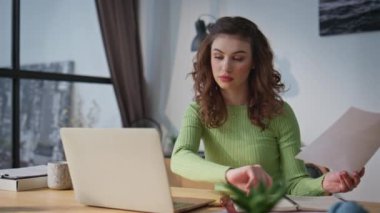 Ofiste gazeteleri yakından izleyen ciddi bir çalışan. Yönetici e-posta haberlerini kontrol ediyor online daktilo dizüstü bilgisayar. Buro 'da çalışan odaklanmış kadın sekreter belgeleri inceliyor. Girişimci iş konsepti 