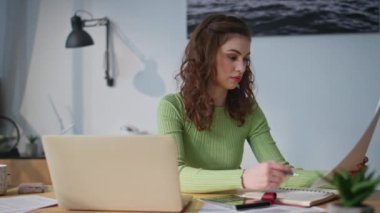 Ofiste gazete okuyan odaklanmış bir kadın. Yakın plan. Endişeli avukat kız belgeleri analiz ediyor bilgileri inceliyor. Gergin iş kadınının şirket sonuçlarını kontrol etmesine şaşırdım. Veri analisti yalnız çalışıyor 