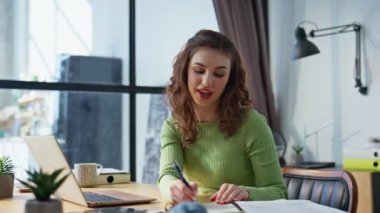 Mutlu menajer, sabahki video konferansından bahsediyor. Gülümseyen işçi iş yerinde notlar yazan bir ortak. Neşeli, güzel esmer kadın şirket ofisinde video konuşmasından zevk alıyor. 