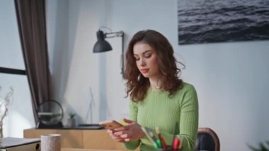Ofisteki kadın kahve masası getiriyor. Modern ajansa yakın çekimde çalışmaya başlıyor. Genç iş kadını dizüstü bilgisayarı açıp e-postaları tek başına kontrol ediyor. Kabinede çalışan pozitif bayan patron. 