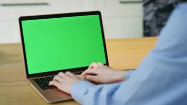 Ev-kapanışında el bilgisayarı geliştirme projesi geliştiriyor. Yeşil ekranda çalışan kimliği belirsiz kadın internette bilgi arıyor. Chroma Key PC 'de kadın serbest programlama.