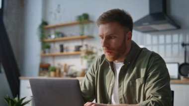 Ofiste dizüstü bilgisayar kullanan ciddi bir iş adamı. Mutfak işyerindeki finansal belgeleri analiz etmekle meşgul bir kumanda müdürü. Bankanın kredi sözleşmesini inceleyen hoşnutsuz adam.
