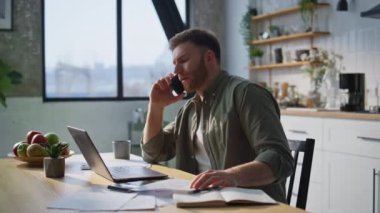 Akıllı telefonlardan bahseden düşünceli bir yönetici ev ofisindeki dizüstü bilgisayarla ilgili sorunları çözüyor. Modern mutfaktaki aşırı yüklü işadamı çağrıya cevap veriyor. Odaklanmış adam telefon konuşmalarını analiz ediyor.