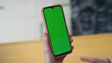 Kimliği belirsiz bir kız, yeşil ekran cep telefonunu dinliyor ve yakın çekimde mesaj okuyor. Dairede krom anahtarlı cep telefonu tutan tanınmayan kadın elleri. Model akıllı telefonunda sosyal medyayı karıştıran kadın.